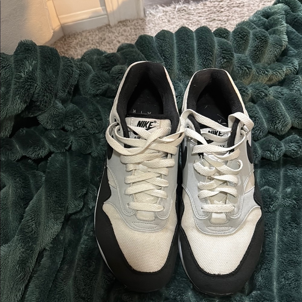 Nike Men's Black and White Sneakers